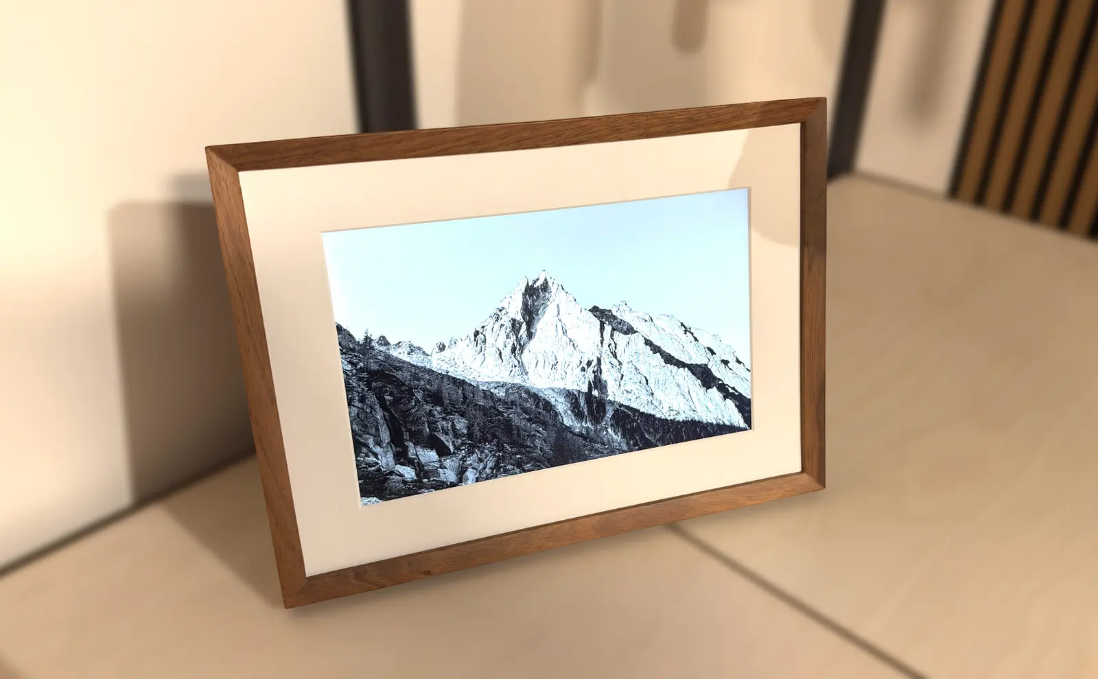 Amazon lansează primul cadru foto smart cu Alexa integrată