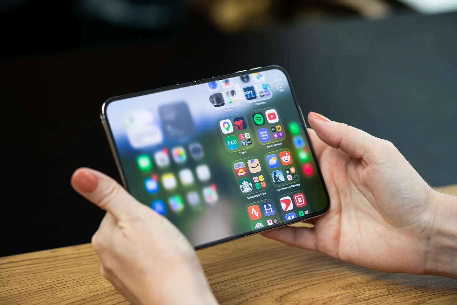 Apple lansează telefonul pliabil cu ecran mat: soluția anti-reflexie care schimbă regulile