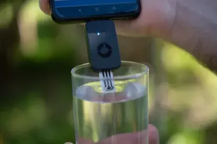 Cercetatori japonezi lanseaza senzor de telefon pentru detectarea PFAS in apa