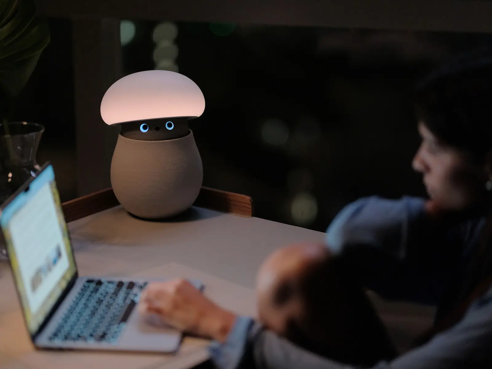 Mori, robotul ciupercă care ascunde camera de supraveghere într-un chip prietenos
