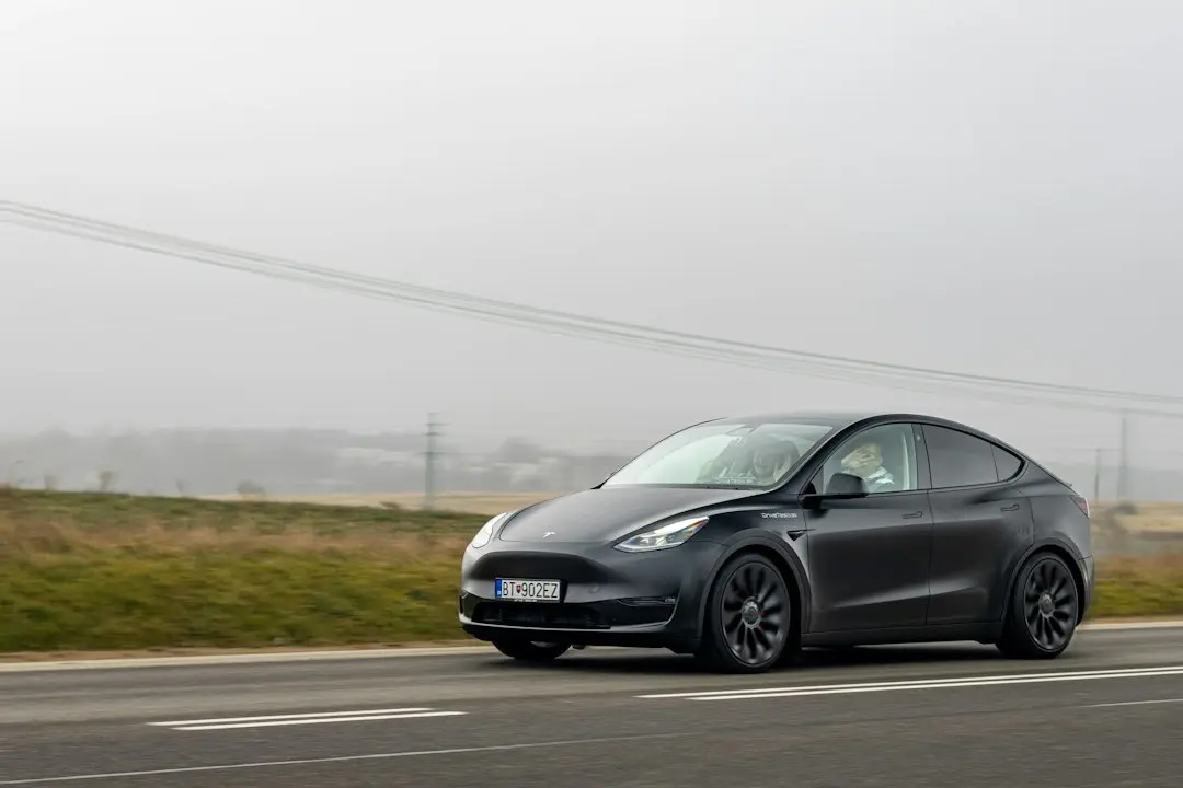 Tesla lansează versiune iPad și iPhone Duo cu interfață optimizată