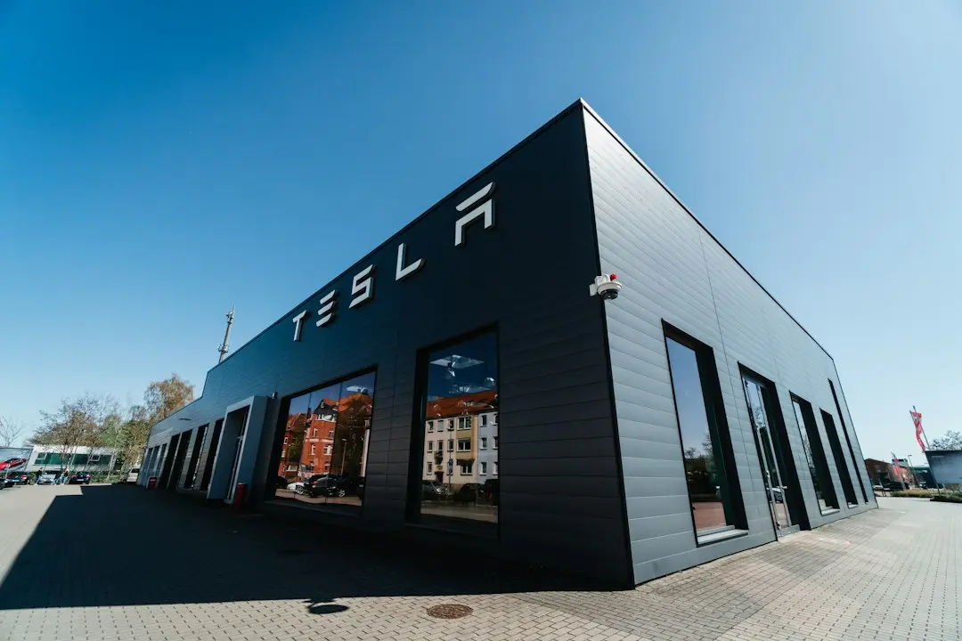 Profitul Tesla scade cu 43% în Q3, începe producția robotului Optimus