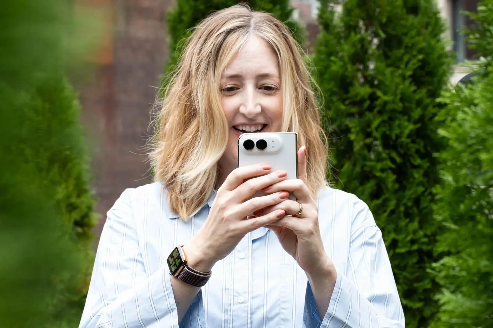 iPhone Duo testat o săptămână întreagă: ce a descoperit redactorul-șef de la The Verge